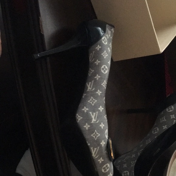 Louis Vuitton heels size 40 peep toe with buckle on front - Picture 2 of 6